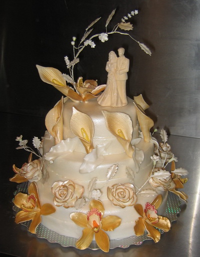 Трехъярусный Свадебный торт с розами,каллами и орхидеями